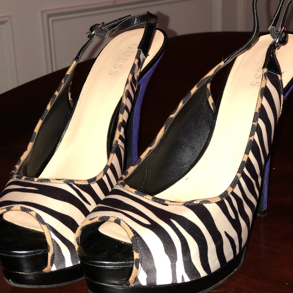 Guess pumps